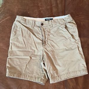 Abercrombie and Finch 7 inch inseam men’s stretch khaki shorts. Size 32 waist